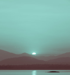 美丽的日落在的山与反射湖