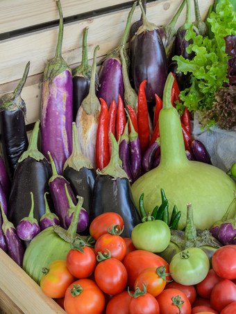 分类新鲜的蔬菜紫色的蛋植物番茄泰国茄子瓶葫芦红色的热辣椒而且番茄木盒子