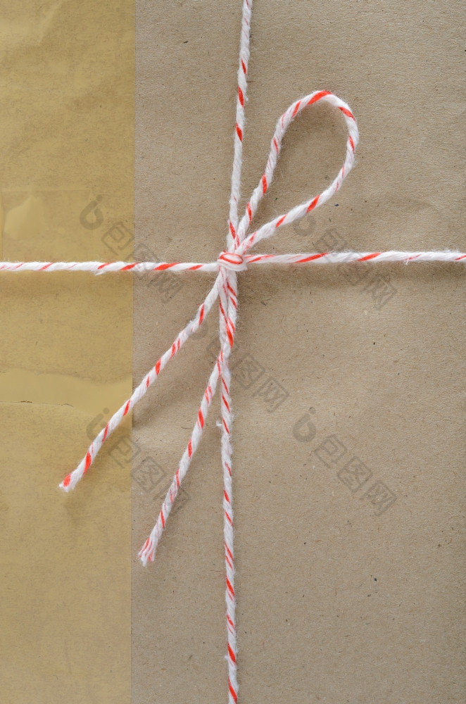棕色（的）邮件包包裹包装交付系与字符串和胶粘剂磁带白色背景