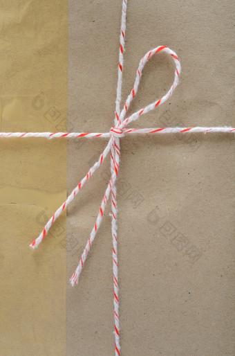 棕色（的）邮件<strong>包包</strong>裹包装交付系与字符串和胶粘剂磁带白色背景