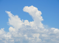 云蓝色的天空背景之前雨