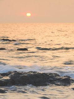 海日出与大岩石海滩