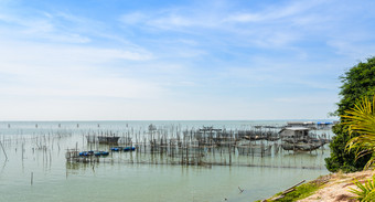 鱼农业的海浮动房子与笼子里下为饲养鱼泰国