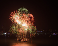 色彩斑斓的烟花的天空芭堤雅海岸与城市景观背景泰国