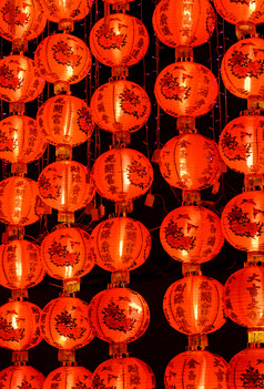 中国人红色的灯笼装饰为中国人新一年节日照亮晚上