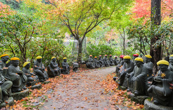 秋天日本花园与佛排通路daisho-in寺庙理由Miyajima岛广岛日本