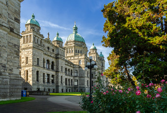 美丽的视图英国哥伦比亚议会建筑与玫瑰花圃维多利亚加拿大
