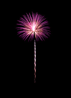 美丽的粉红色的和黄色的烟花爆炸的晚上天空孤立的黑色的背景新一年和周年纪念日概念
