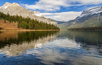 全景视图翡翠湖与迈克尔峰和瓦普塔山约霍国家公园英国哥伦比亚加拿大