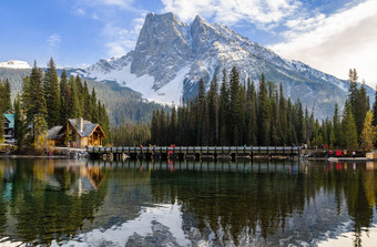 风景优美的冬天自然视图翡翠湖与岩石山约霍国家公园英国哥伦比亚加拿大