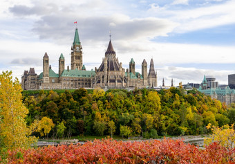 惊人的秋天视图议会建筑和图书馆渥太华加拿大