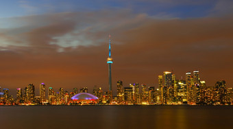 惊人的照亮多伦多市中心天际轮廓线在安大略湖《暮光之城》多伦多加拿大