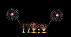 色彩斑斓的烟花光和爆炸黑色的天空与复制空间为问候文本新一年庆祝活动和周年纪念日概念