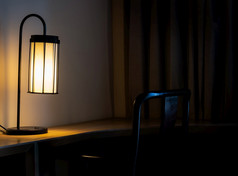 发光的桌子上灯木表格的黑暗卧室