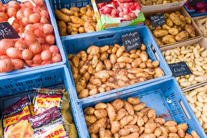 比利时博马尔关于我们的6月土豆和洋葱的周日市场博马尔关于我们的比利时