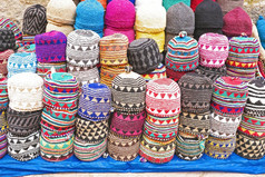 色彩斑斓的羊毛帽为出售的市场摩洛哥非洲