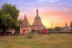 古老的宝塔的景观从蒲甘缅甸日落