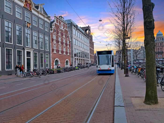 有轨电车开车的城市中心从阿姆斯特丹的荷兰日落有轨电车开车的城市中心从阿姆斯特丹的荷兰