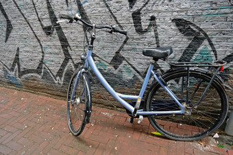 老荷兰自行车对涂鸦墙阿姆斯特丹荷兰