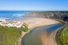 空中从沙滩上odeceixe的西海岸葡萄牙