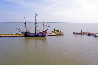 空中从传统的中世纪的船的港从Volendam的荷兰