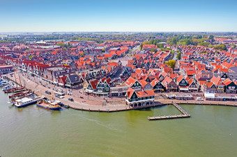 空中从的港和传统的村Volendam的荷兰