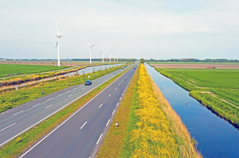 空中从典型的荷兰景观的农村从的荷兰直道路平景观运河和风涡轮机