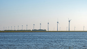 风电场附近四肢的艾瑟尔湖的荷兰
