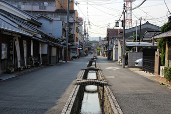 老风格日本路与排水运行直<strong>接下来</strong>的中心