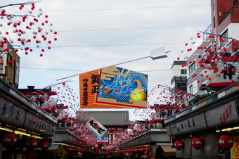 Colurful而且节日购物带领先的<strong>浅草寺</strong>庙东京