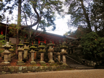 石头灯笼周围春日神社奈良
