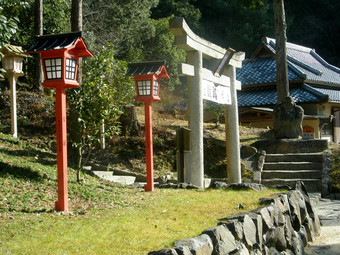 日本传统的门而且红色的灯笼寺庙入口日本冈山