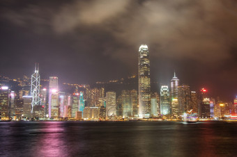 天际线在香港香港晚上天际线在香港香港晚上与的颜色反映从的港口