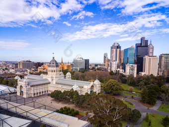 澳大利亚墨尔本7月空中视图的皇家展览建筑和墨尔本城市天际线澳大利亚皇家展览建筑和墨尔本城市天际线