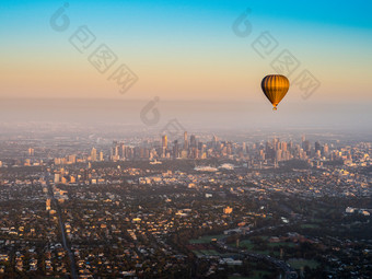 澳大利亚墨尔本4月热空气气球以上墨尔本城市天际线与清晰的和平静日出热空气气球以上墨尔本城市天际线