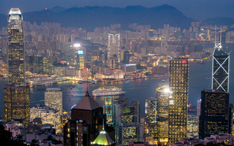 在香港香港九龙11月大巡航船帆通过维多利亚港口在香港香港晚上大巡航船帆通过维多利亚港口