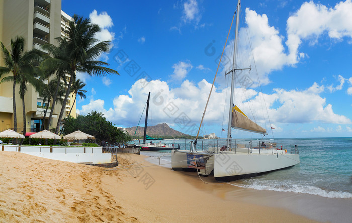 美国夏威夷8月双体船停靠威基基海滩海滩