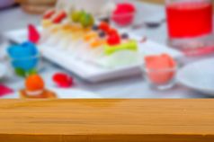 木前表格模糊色彩斑斓的蛋糕板可以使用为显示蒙太奇你的产品