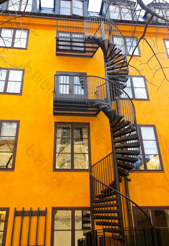 螺旋楼梯螺旋铁楼梯的背景黄色的建筑楼梯