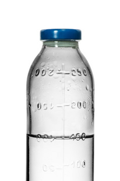 医疗瓶为注入与生理生理盐水孤立的白色背景