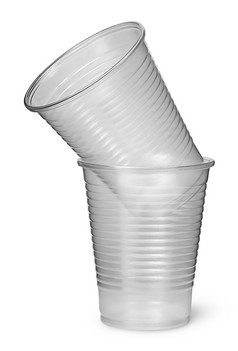 两个塑料杯每一个其他孤立的白色背景