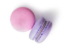 两个蛋白杏仁饼干粉红色的紫色的前视图白色背景两个蛋白杏仁饼干粉红色的紫色的前视图