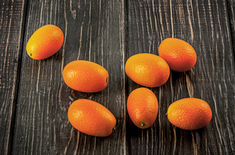 几个成熟的金橘分散木表格几个成熟的金橘木表格