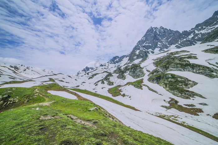 雪山与场图片