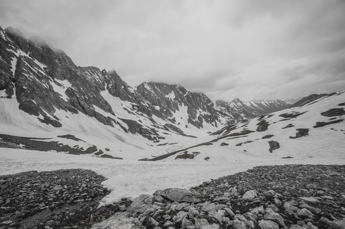 岩石山而且雪