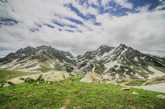 雪山与场图片