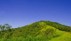 绿色山与蓝色的天空