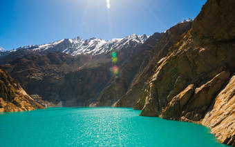 美丽的视图attabad湖喀拉昆仑<strong>山脉</strong>高速公路hunza巴基斯坦
