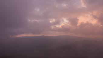 美丽的自然日落日出在考县mokoju峰会mokoju山美黄国家公园泰国
