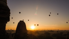 气球飞在的佛教寺庙日出蒲甘缅甸所有寺庙蒲甘是被认为是神圣的的缅甸